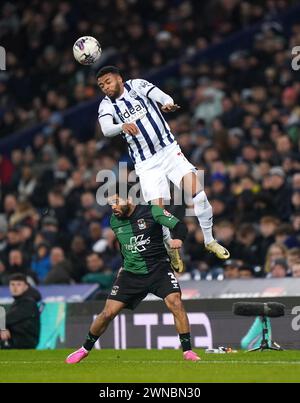 Coventry City Jay Dasilva (links) und West Bromwich Albions Darnell Furlong kämpfen um den Ball während des Sky Bet Championship Matches in der Coventry Building Society Arena in Coventry. Bilddatum: Freitag, 1. März 2024. Stockfoto