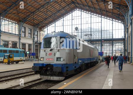 Eine Skoda-Lokomotive der Baureihe 380 der Tschechischen Eisenbahn im Bahnhof Nyugati in Budapest Stockfoto