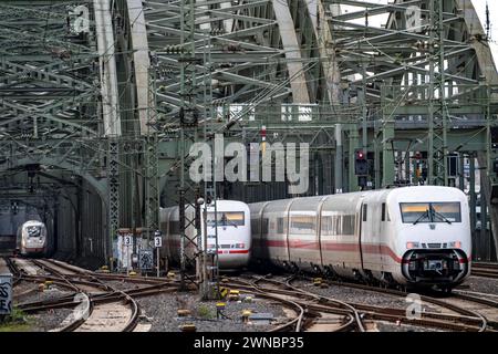 Gleisanlage vor dem Kölner Hauptbahnhof, Hohenzollern Eisenbahnbrücke über den Rhein, ICE Fernzüge, Köln, NRW, Deutschland, Köln HBF *** Gleissystem vor dem Kölner Hauptbahnhof, Hohenzollern Eisenbahnbrücke über den Rhein, ICE-Fernzüge, Köln, NRW, Deutschland, Kölner Hauptbahnhof Stockfoto