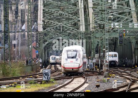 Gleisanlage vor dem Kölner Hauptbahnhof, Hohenzollern Eisenbahnbrücke über den Rhein, ICE Fernzüge, Köln, NRW, Deutschland, Köln HBF *** Gleissystem vor dem Kölner Hauptbahnhof, Hohenzollern Eisenbahnbrücke über den Rhein, ICE-Fernzüge, Köln, NRW, Deutschland, Kölner Hauptbahnhof Stockfoto