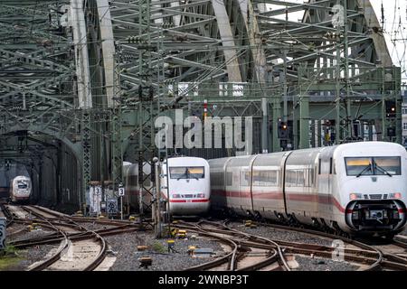 Gleisanlage vor dem Kölner Hauptbahnhof, Hohenzollern Eisenbahnbrücke über den Rhein, ICE Fernzüge, Köln, NRW, Deutschland, Köln HBF *** Gleissystem vor dem Kölner Hauptbahnhof, Hohenzollern Eisenbahnbrücke über den Rhein, ICE-Fernzüge, Köln, NRW, Deutschland, Kölner Hauptbahnhof Stockfoto