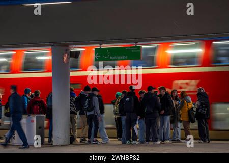 Bahnhof Köln-Deutz, Bahnsteig für Nahverkehrszüge, S-Bahn, Regionalbahnen, Köln, NRW, Deutschland Köln Nahverkehr *** Bahnhof Köln Deutz, Bahnsteig für Nahverkehrszüge, S-Bahn, Regionalzüge, Köln, NRW, Deutschland Köln Nahverkehr Stockfoto