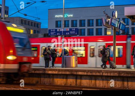 Bahnhof Köln-Deutz, Bahnsteig für Nahverkehrszüge, S-Bahn, Regionalbahnen, Köln, NRW, Deutschland Köln Nahverkehr *** Bahnhof Köln Deutz, Bahnsteig für Nahverkehrszüge, S-Bahn, Regionalzüge, Köln, NRW, Deutschland Köln Nahverkehr Stockfoto