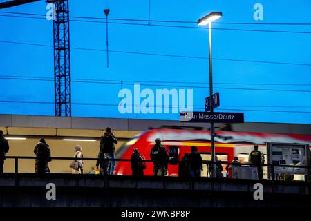 Bahnhof Köln-Deutz, Bahnsteig für Nahverkehrszüge, S-Bahn, Regionalbahnen, Köln, NRW, Deutschland Köln Nahverkehr *** Bahnhof Köln Deutz, Bahnsteig für Nahverkehrszüge, S-Bahn, Regionalzüge, Köln, NRW, Deutschland Köln Nahverkehr Stockfoto