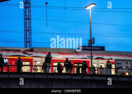 Bahnhof Köln-Deutz, Bahnsteig für Nahverkehrszüge, S-Bahn, Regionalbahnen, Köln, NRW, Deutschland Köln Nahverkehr *** Bahnhof Köln Deutz, Bahnsteig für Nahverkehrszüge, S-Bahn, Regionalzüge, Köln, NRW, Deutschland Köln Nahverkehr Stockfoto