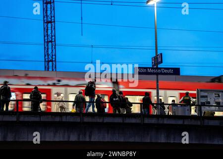 Bahnhof Köln-Deutz, Bahnsteig für Nahverkehrszüge, S-Bahn, Regionalbahnen, Köln, NRW, Deutschland Köln Nahverkehr *** Bahnhof Köln Deutz, Bahnsteig für Nahverkehrszüge, S-Bahn, Regionalzüge, Köln, NRW, Deutschland Köln Nahverkehr Stockfoto