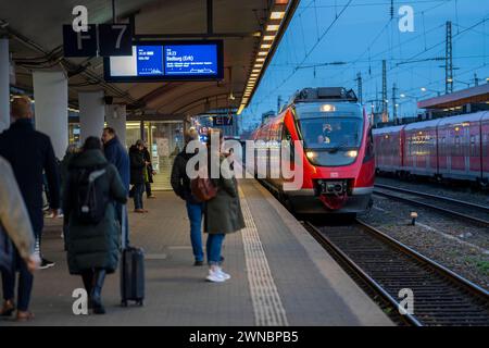 Bahnhof Köln-Deutz, Bahnsteig für Nahverkehrszüge, S-Bahn, Regionalbahnen, Köln, NRW, Deutschland Köln Nahverkehr Stockfoto