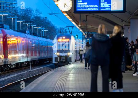 Bahnhof Köln-Deutz, Bahnsteig für Nahverkehrszüge, S-Bahn, Regionalbahnen, Köln, NRW, Deutschland Köln Nahverkehr Stockfoto