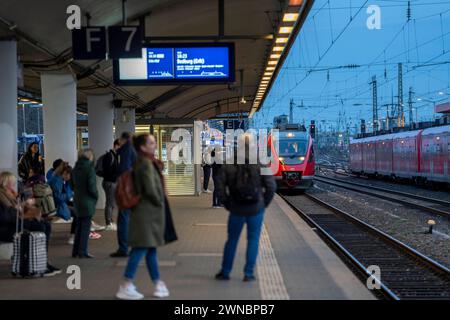 Bahnhof Köln-Deutz, Bahnsteig für Nahverkehrszüge, S-Bahn, Regionalbahnen, Köln, NRW, Deutschland Köln Nahverkehr *** Bahnhof Köln Deutz, Bahnsteig für Nahverkehrszüge, S-Bahn, Regionalzüge, Köln, NRW, Deutschland Köln Nahverkehr Stockfoto