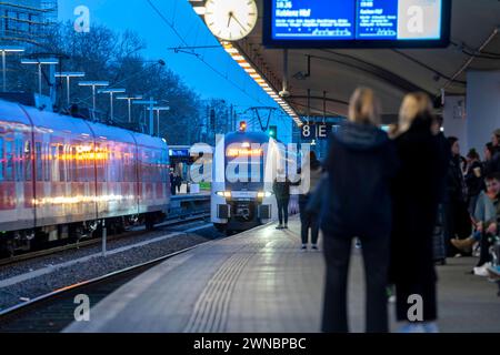 Bahnhof Köln-Deutz, Bahnsteig für Nahverkehrszüge, S-Bahn, Regionalbahnen, Köln, NRW, Deutschland Köln Nahverkehr Stockfoto