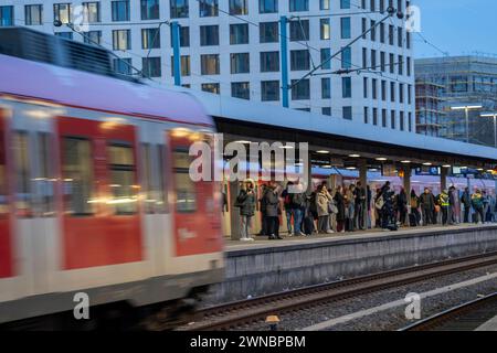 Bahnhof Köln-Deutz, Bahnsteig für Nahverkehrszüge, S-Bahn, Regionalbahnen, Köln, NRW, Deutschland Köln Nahverkehr *** Bahnhof Köln Deutz, Bahnsteig für Nahverkehrszüge, S-Bahn, Regionalzüge, Köln, NRW, Deutschland Köln Nahverkehr Stockfoto