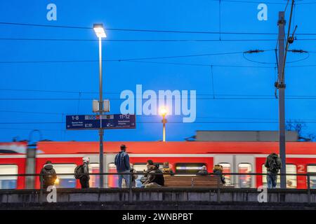 Bahnhof Köln-Deutz, Bahnsteig für Nahverkehrszüge, S-Bahn, Regionalbahnen, Köln, NRW, Deutschland Köln Nahverkehr *** Bahnhof Köln Deutz, Bahnsteig für Nahverkehrszüge, S-Bahn, Regionalzüge, Köln, NRW, Deutschland Köln Nahverkehr Stockfoto