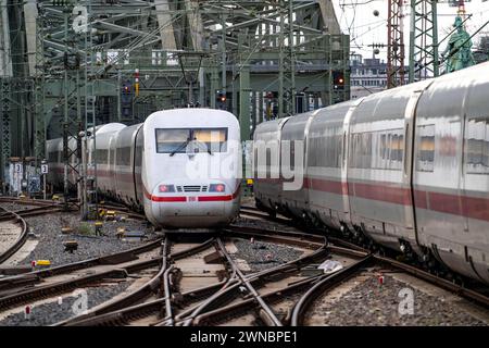 Gleisanlage vor dem Kölner Hauptbahnhof, Hohenzollern Eisenbahnbrücke über den Rhein, ICE Fernzüge, Köln, NRW, Deutschland, Köln HBF *** Gleissystem vor dem Kölner Hauptbahnhof, Hohenzollern Eisenbahnbrücke über den Rhein, ICE-Fernzüge, Köln, NRW, Deutschland, Kölner Hauptbahnhof Stockfoto