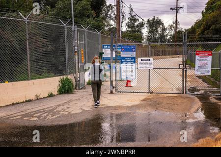 Los Angeles, CA, USA – 1. März 2024: Eintritt in das Hollywood Reservoir, das Sie um den Hollywood Lake in Los Angeles, CA. Stockfoto