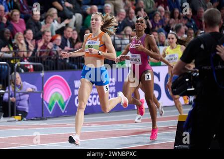 Glasgow, Großbritannien. März 2024. GLASGOW, SCHOTTLAND – 1. MÄRZ: Femke Bol aus den Niederlanden, Alexis Holmes aus den USA, die am 1. März 2024 in Glasgow in der Emirates Arena auf den 400 m der Frauen antrat. (Foto von /Orange Pictures) Credit: Orange Pics BV/Alamy Live News Stockfoto