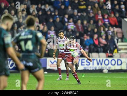 Wigan, Großbritannien. März 2024. Harry Smith von Wigan Warriors schlägt einen Elfmeter für Wigan zu, um es 24-10 Wigan zu beschützen, während des Spiels Wigan Warriors gegen Huddersfield Giants im DW Stadium, Wigan, United Kingdom, 1. März 2024 (Foto: Cody Froggatt/News Images) in Wigan, United Kingdom am 1. März 2024. (Foto: Cody Froggatt/News Images/SIPA USA) Credit: SIPA USA/Alamy Live News Stockfoto