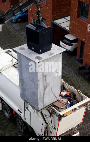 Unterirdische Restmüllbehälter, die von den kommunalen Diensten geleert werden Stockfoto