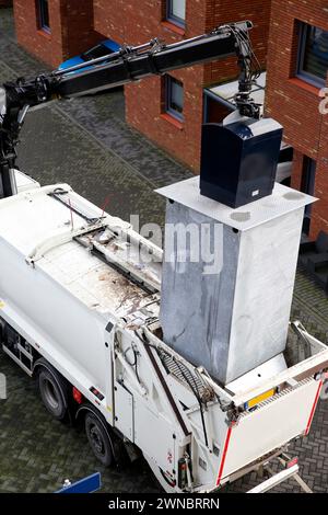 Unterirdische Restmüllbehälter, die von den kommunalen Diensten geleert werden Stockfoto