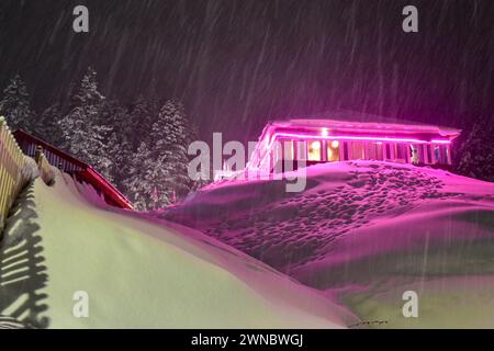 Gulmarg, Kaschmir, Indien. März 2024. Ein spätabends Blick auf die beleuchtete Hütte, die bei starkem Schneefall in Gulmarg zu sehen ist, einem weltberühmten Skigebiet, etwa 55 km von Srinagar, der Sommerhauptstadt von Jammu und Kaschmir entfernt. (Credit Image: © Saqib Majeed/SOPA Images via ZUMA Press Wire) NUR REDAKTIONELLE VERWENDUNG! Nicht für kommerzielle ZWECKE! Quelle: ZUMA Press, Inc./Alamy Live News Stockfoto