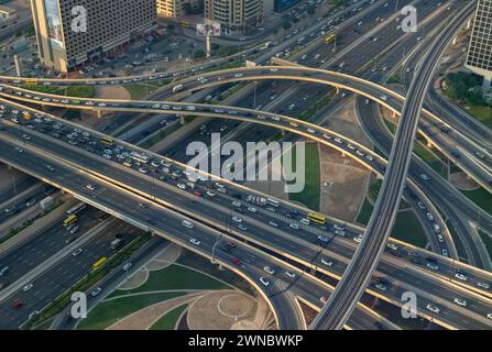 Ein Bild der geschäftigen Kreuzung der Al Safa Street und der Scheich Zayed Road. Stockfoto