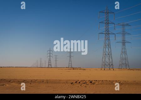 Strom aus dem Assuan-Damm entlang der Wüste in Richtung Süden in Ägypten Stockfoto