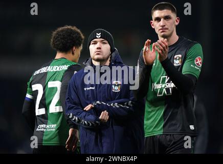 Joel Latibeaudiere, Callum O'Hare und Bobby Thomas von Coventry City reagieren auf das Sky Bet Championship-Spiel in der Coventry Building Society Arena in Coventry. Bilddatum: Freitag, 1. März 2024. Stockfoto