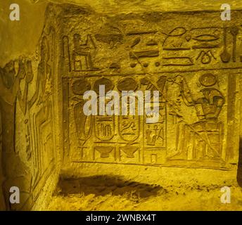 Eine von mehreren Nebenräumen im Großen Tempel in Abu Simbel, die Pharoah Ramses II. Als großen Krieger ehren Stockfoto