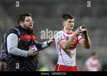 St Helens Medienmanager Tom Maguire geht an Jon Bennison aus St. Helens eine Polaroid-Kamera, mit der Sie während des Spiels der Betfred Super League Runde 3 Fotos machen können: St Helens gegen Leigh Leopards im Totally Wicked Stadium, St Helens, Großbritannien, 1. März 2024 (Foto: Mark Cosgrove/News Images) Stockfoto