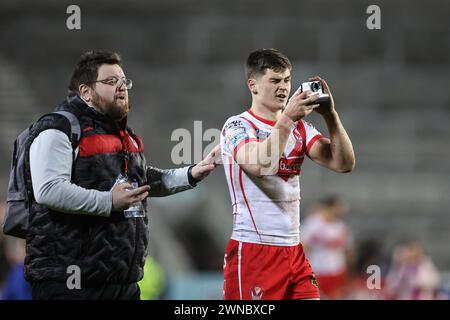 St Helens Medienmanager Tom Maguire geht an Jon Bennison aus St. Helens eine Polaroid-Kamera, mit der Sie während des Spiels der Betfred Super League Runde 3 Fotos machen können: St Helens gegen Leigh Leopards im Totally Wicked Stadium, St Helens, Großbritannien, 1. März 2024 (Foto: Mark Cosgrove/News Images) Stockfoto