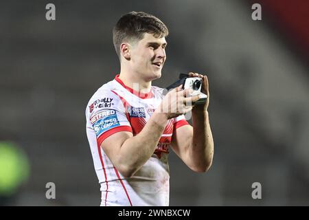 St Helens Medienmanager Tom Maguire geht an Jon Bennison aus St. Helens eine Polaroid-Kamera, mit der Sie während des Spiels der Betfred Super League Runde 3 Fotos machen können: St Helens gegen Leigh Leopards im Totally Wicked Stadium, St Helens, Großbritannien, 1. März 2024 (Foto: Mark Cosgrove/News Images) Stockfoto