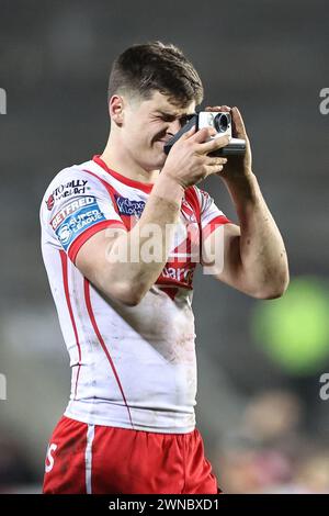 St Helens Medienmanager Tom Maguire geht an Jon Bennison aus St. Helens eine Polaroid-Kamera, mit der Sie während des Spiels der Betfred Super League Runde 3 Fotos machen können: St Helens gegen Leigh Leopards im Totally Wicked Stadium, St Helens, Großbritannien, 1. März 2024 (Foto: Mark Cosgrove/News Images) Stockfoto