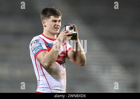 St Helens Medienmanager Tom Maguire geht an Jon Bennison aus St. Helens eine Polaroid-Kamera, mit der Sie während des Spiels der Betfred Super League Runde 3 Fotos machen können: St Helens gegen Leigh Leopards im Totally Wicked Stadium, St Helens, Großbritannien, 1. März 2024 (Foto: Mark Cosgrove/News Images) Stockfoto