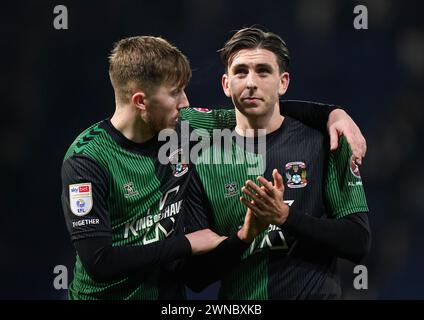 Josh Eccles (links) und Luis Binks von Coventry City applaudieren den Fans nach dem Spiel der Sky Bet Championship in der Coventry Building Society Arena in Coventry. Bilddatum: Freitag, 1. März 2024. Stockfoto