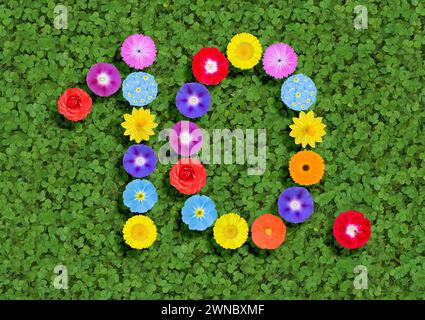 Nummer geschrieben mit bunten Blumen auf grünem Kleeblatt Hintergrund Stockfoto