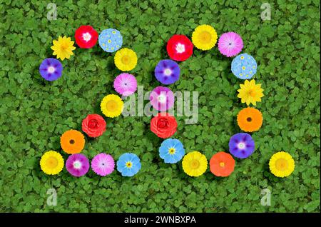 Nummer geschrieben mit bunten Blumen auf grünem Kleeblatt Hintergrund Stockfoto