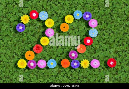 Nummer geschrieben mit bunten Blumen auf grünem Kleeblatt Hintergrund Stockfoto