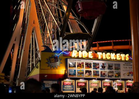 SANTA MONICA, KALIFORNIEN, USA: Der Pacific Park am weltberühmten Santa Monica Pier bietet eine Fülle an Unterhaltung für die ganze Familie. Stockfoto