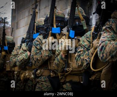 Marines mit Bravo Company, Marine Barracks Washington, D.C., führen militärische Operationen in urbanem Gelände (MOUT)-Training auf der Marine Corps Base Quantico, Virginia durch MOUT-Schulungen vermitteln die Organisation, Planung und das Wissen, die für den Erfolg bei der Durchführung von Operationen in einer städtischen Umgebung erforderlich sind. Stockfoto