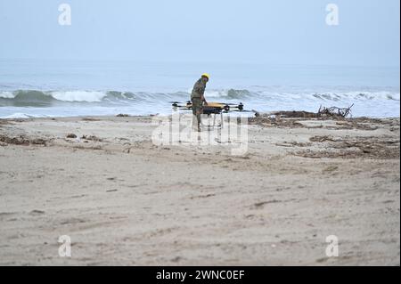 Ein Marine führt zusammen mit Zivilisten der US-Armee, die dem Army Development Command und dem Marine Corps war Fighting Lab zugewiesen sind, am 25. Februar 2024 Experimente mit dem Tactical ReSupply Vehicle-150 (TRV-150) in Camp Pendleton, KALIFORNIEN durch. Der TRV-150 wurde entwickelt, um eine schnelle und zuverlässige hochautomatisierte Luftverteilung von Versorgungspaketen bis zu 150 kg an kleine Einheiten zu ermöglichen, die in umstrittenen Umgebungen betrieben werden. (Foto der US-Armee von Sgt. Nathan Smith) Stockfoto