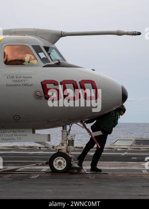 Seeleute, die der Luftverkehrsabteilung des weltweit größten Flugzeugträgers USS Gerald R. Ford (CVN 78) zugeordnet sind, bereiten sich darauf vor, eine E-2D Hawkeye zu starten. Sie sind an die 'Bear Aces' der Airborne Command and Control Squadron (VAW) 124 auf dem Flugdeck angeschlossen, während einschiffte Luftgeschwader das Schiff nach einem achtmonatigen planmäßigen Einsatz verlassen, am 14. Januar 2024. Gerald R. Ford wird im Einsatzgebiet der 2. US-Flotte eingesetzt, um die Stabilität und Sicherheit der Seeschifffahrt zu unterstützen. (Foto der U.S. Navy von Seaman Apprentice Alexander Casco, Spezialist für Massenkommunikation) Stockfoto