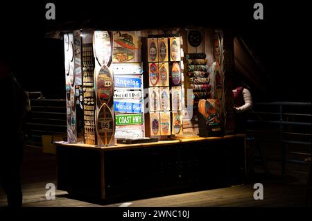 SANTA MONICA, KALIFORNIEN, USA: Souvenirs sind an einem der vielen Kioske und Karts am weltberühmten Santa Monica Pier erhältlich. Stockfoto