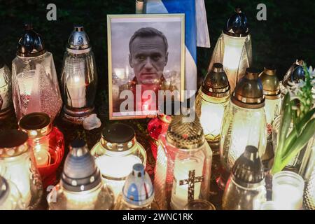 Krakau, Polen. März 2024. Blumen und Kerzen sind in einer Hommage an Alexej Nawalny vor dem russischen Generalkonsulat in Krakau, Polen, am 1. März 2024 zu sehen. Nawalny, 47, russischer Oppositionspolitiker, starb am 16. Februar in einem russischen Gefängnis etwa 40 Meilen nördlich des Polarkreises, wo er zu 19 Jahren verurteilt worden war. Die Beerdigung von Alexej Nawalny fand heute in Moskau statt, wo Tausende von Russen kamen, um ihren Respekt zu erweisen. (Kreditbild: © Beata Zawrzel/ZUMA Press Wire) NUR REDAKTIONELLE VERWENDUNG! Nicht für kommerzielle ZWECKE! Quelle: ZUMA Press, Inc./Alamy Live News Stockfoto