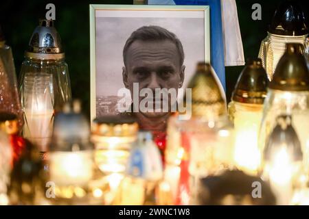 Krakau, Polen. März 2024. Blumen und Kerzen sind in einer Hommage an Alexej Nawalny vor dem russischen Generalkonsulat in Krakau, Polen, am 1. März 2024 zu sehen. Nawalny, 47, russischer Oppositionspolitiker, starb am 16. Februar in einem russischen Gefängnis etwa 40 Meilen nördlich des Polarkreises, wo er zu 19 Jahren verurteilt worden war. Die Beerdigung von Alexej Nawalny fand heute in Moskau statt, wo Tausende von Russen kamen, um ihren Respekt zu erweisen. (Kreditbild: © Beata Zawrzel/ZUMA Press Wire) NUR REDAKTIONELLE VERWENDUNG! Nicht für kommerzielle ZWECKE! Quelle: ZUMA Press, Inc./Alamy Live News Stockfoto