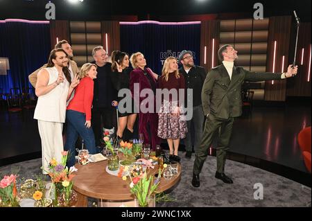 Entertainer Riccardo Simonetti, l-r, Psychologe Leon Windscheid Moderatorin Susan Link, Kabarettist Bernd Stelter, Moderatorin Verona Pooth, Schauspielerin Katja Riemann, Sängerin Stefanie Hertel, Sänger Gregor Meyle und Moderator Micky Beisenherz macht ein Selfie mit Selfiestick zu Gast in der WDR Talkshow Kölner Treff *** Entertainer Riccardo Simonetti, l r, Psychologin Leon Windscheid Moderatorin Susan Link, Kabarettist Bernd Stelter, Moderatorin Verona Pooth, Schauspielerin Katja Riemann, Sängerin Stefanie Hertel, Sänger Gregor Meyle und Moderator Micky Beisenherz machen ein Selfie mit einem Selfie-Stick Stockfoto