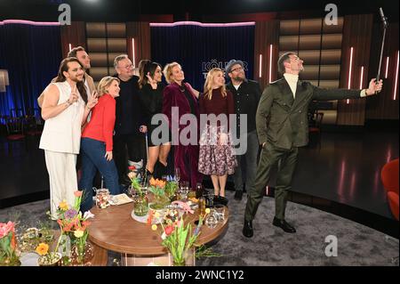 Entertainer Riccardo Simonetti, l-r, Psychologe Leon Windscheid Moderatorin Susan Link, Kabarettist Bernd Stelter, Moderatorin Verona Pooth, Schauspielerin Katja Riemann, Sängerin Stefanie Hertel, Sänger Gregor Meyle und Moderator Micky Beisenherz macht ein Selfie mit Selfiestick zu Gast in der WDR Talkshow Kölner Treff *** Entertainer Riccardo Simonetti, l r, Psychologin Leon Windscheid Moderatorin Susan Link, Kabarettist Bernd Stelter, Moderatorin Verona Pooth, Schauspielerin Katja Riemann, Sängerin Stefanie Hertel, Sänger Gregor Meyle und Moderator Micky Beisenherz machen ein Selfie mit einem Selfie-Stick Stockfoto