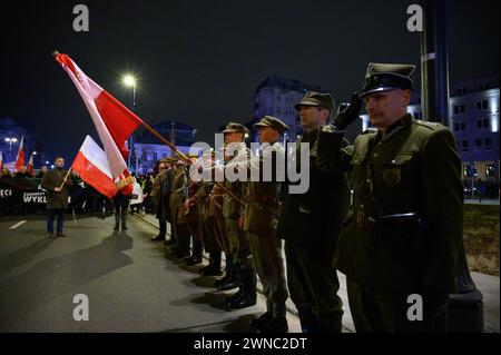 Nationalfeiertag der verfluchten Soldaten in Warschau. Mitglieder einer Probengruppe huldigen den gefallenen verfluchten Soldaten am 1. März 2024 in Warschau, Polen. Ein paar Dutzend Menschen nahmen am nationalen Gedenktag der verfluchten Soldaten Teil. Die verfluchten Soldaten waren Mitglieder verschiedener bewaffneter, für Unabhängigkeit und antikommunistischer Partisanengruppen, die ab 1944 gegen die sowjetische Besatzung und das kommunistische Regime kämpften, das Moskau nach dem Zweiten Weltkrieg auferlegt hatte. Warschau Polen Copyright: XAleksanderxKalkax Stockfoto