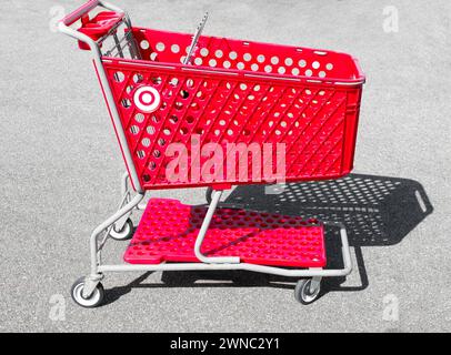 Ocala, Florida 2-27-2024 verlassener leerer roter Warenkorb, Wagen, Kinderwagen, Buggy, Trolley auf einem Betonparkplatz in einem Target-Geschäft Stockfoto