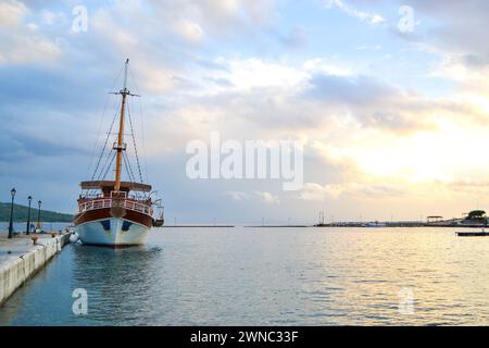 Ein Segelboot im Hafen von Marmaris bei Sonnenuntergang. Stockfoto