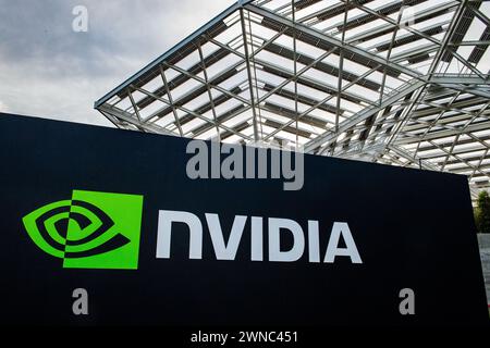 Santa Clara, USA. Februar 2024. Das Logo des Chip-Unternehmens Nvidia ist am Hauptsitz im Silicon Valley zu sehen. Die Marktkapitalisierung des Unternehmens übertraf zum ersten Mal die Marke von zwei Billionen Dollar zum Handelsschluss am Freitag. Anrede: Andrej Sokolow/dpa/Alamy Live News Stockfoto
