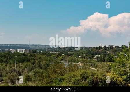 Blick über die Stadt Calgary an einem schönen Sommertag. Blick nach Westen entlang des Bow River. Stockfoto